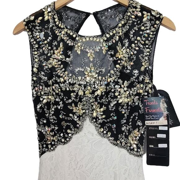 Gown- NWT- White Lace- Embroidered- Size 6 - Picture 5 of 10